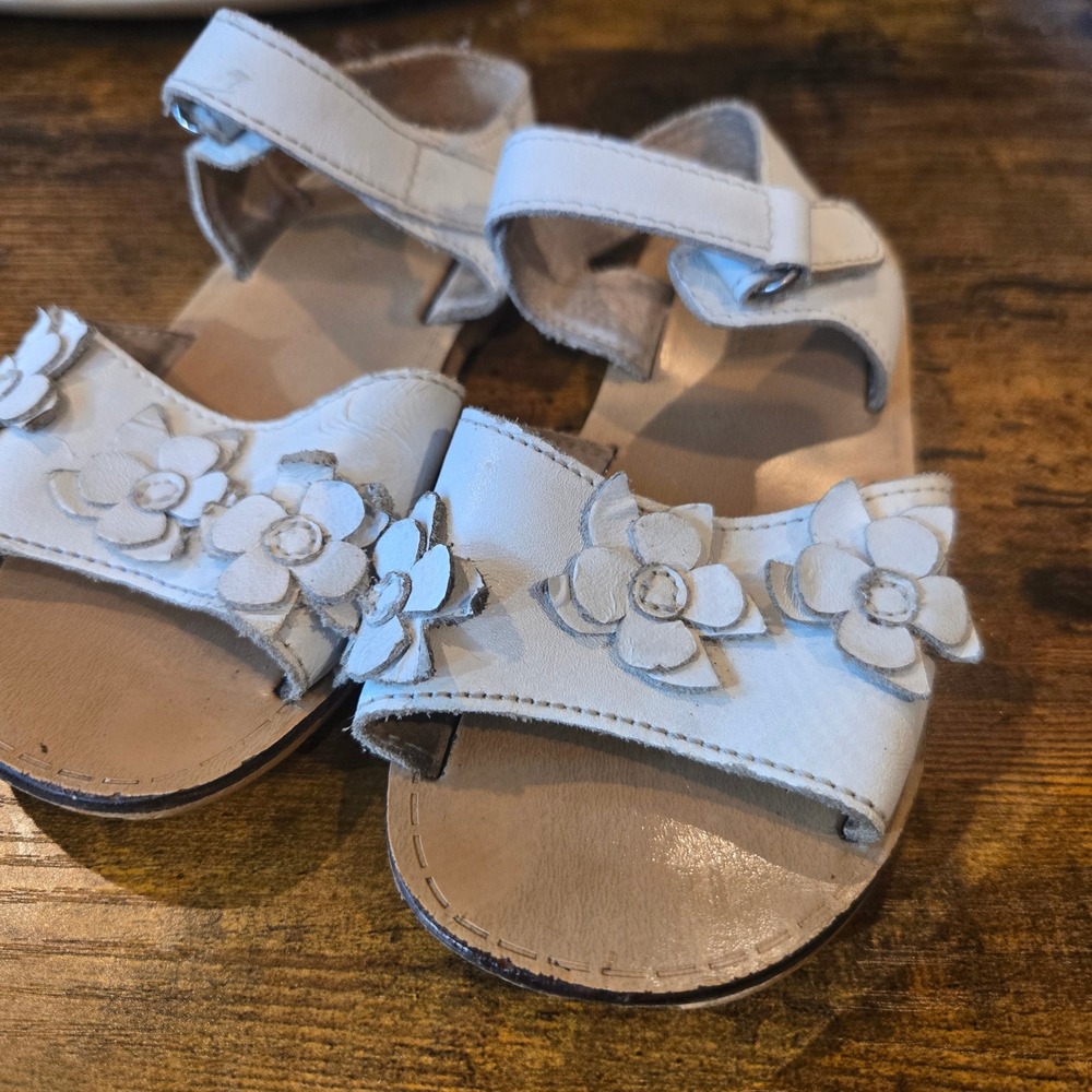 L'Amour Girls White Leather Floral Applique Sandals Adjustable Ankle Strap Shoes - Picture 2 of 5